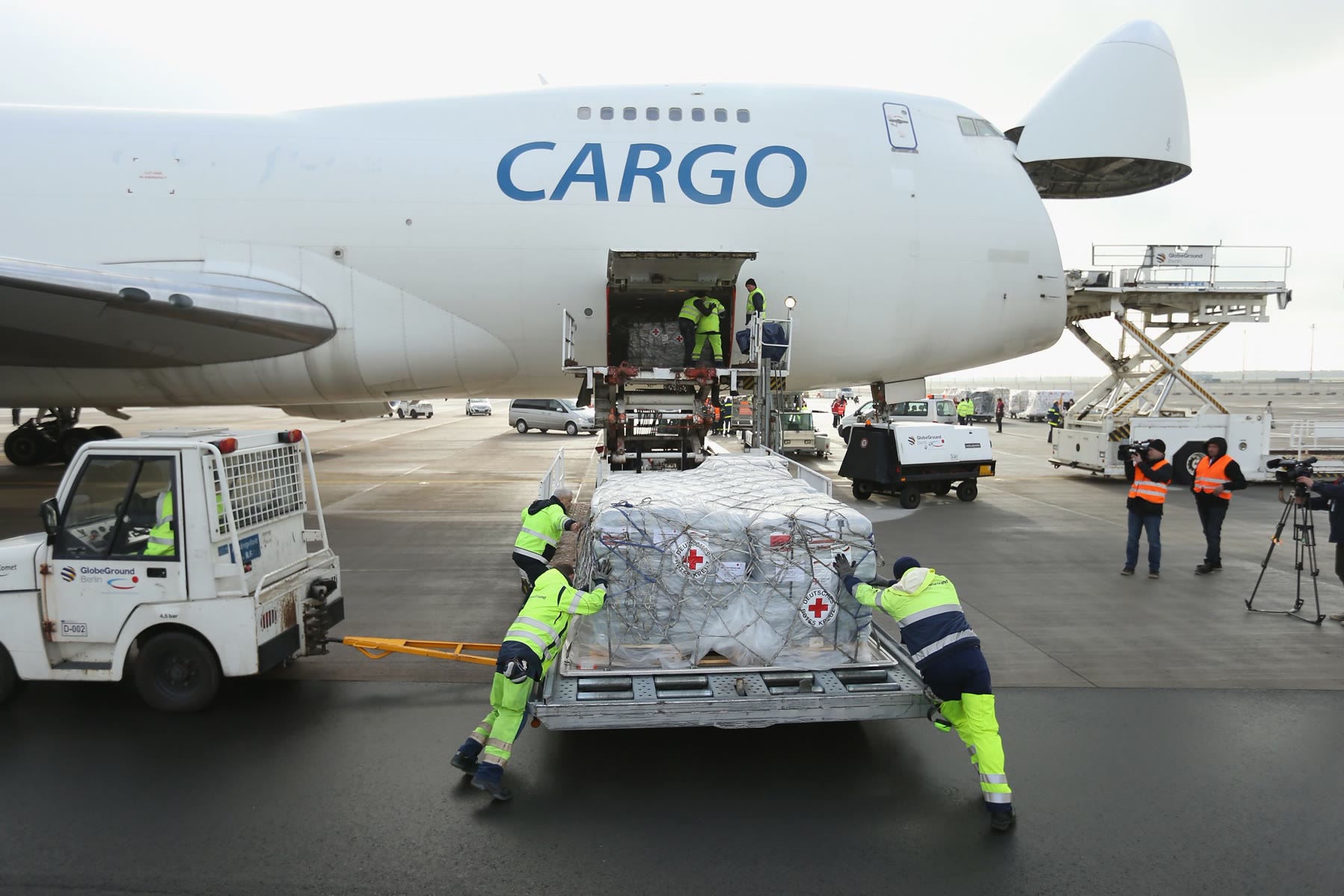 Chargement de fret dans un avion cargo sur le tarmac