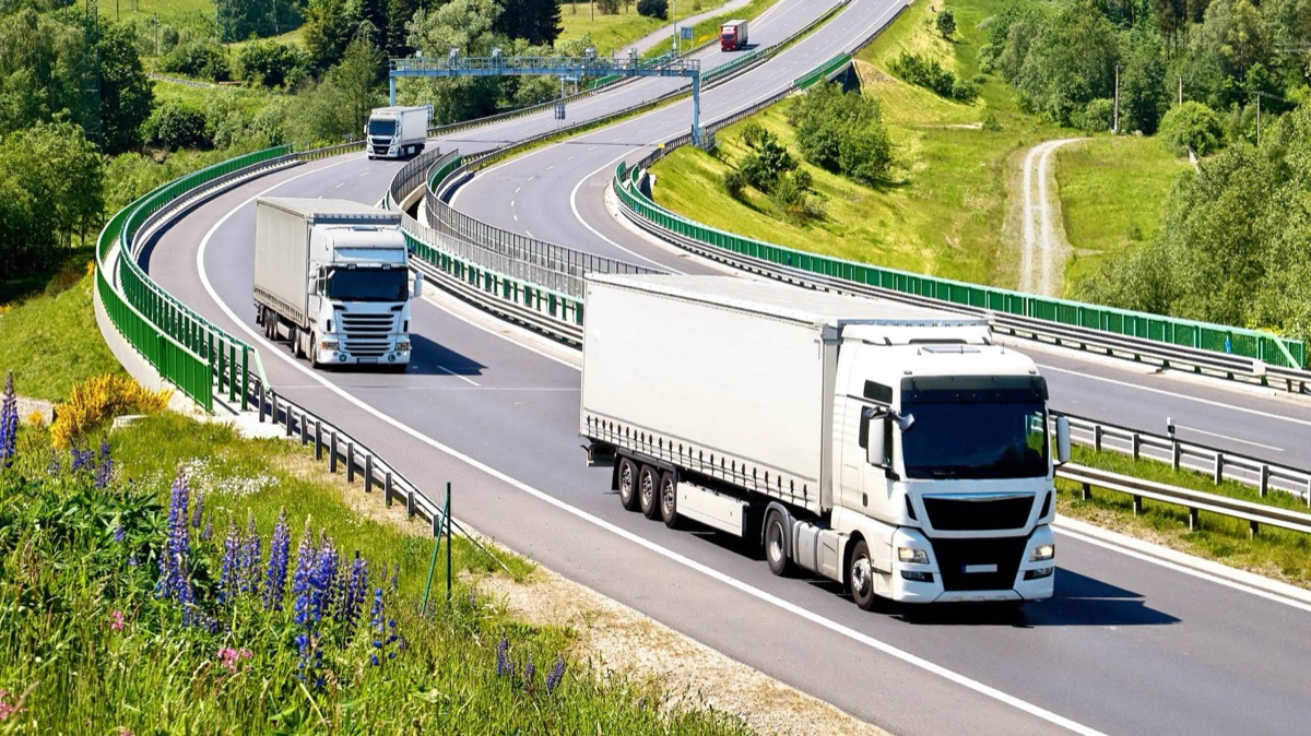 行驶在欧洲高速公路上的货运卡车