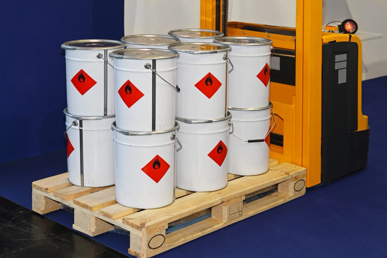 Fûts de marchandises réglementées sur une palette