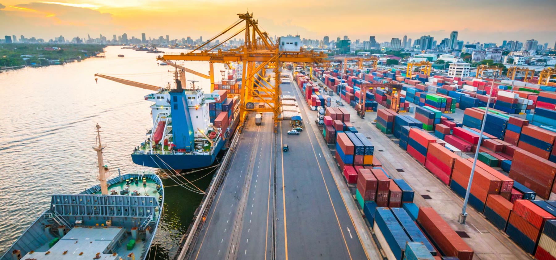 Terminal à conteneurs reliant transport maritime et terrestre